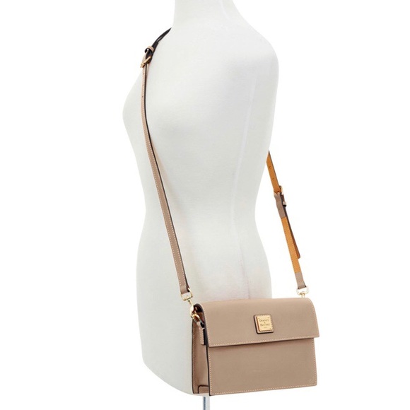 *SOLD* Dooney & Bourke East/West Leather Crossbody - Picture 4 of 7